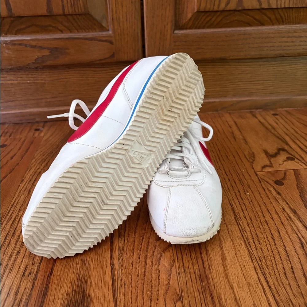 Nike Kids White Sneakers with Red Swoosh and Blue Accent - Size 7Y